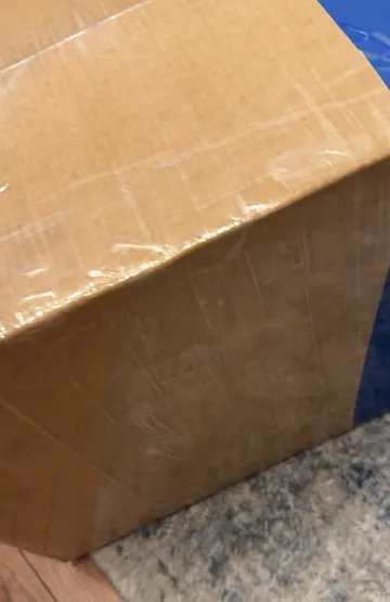BBlundeRR’s delivered parcel box photographed at home